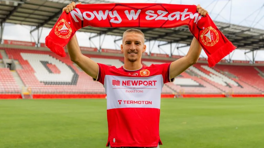 OFICIAL: Stipe Biuk ficha por el Widzew Łódź hasta 2029
